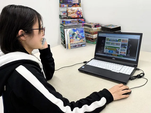 お電話でご対応中のスタッフ。
