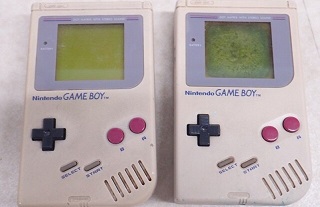 液晶が劣化したゲームボーイ(右)