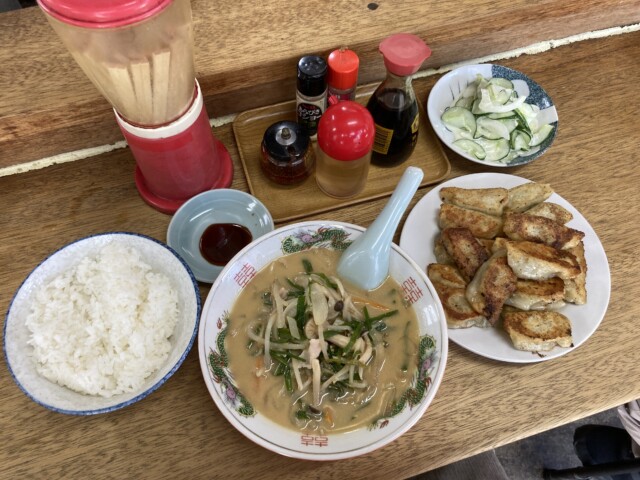 ラーメンと餃子の写真です