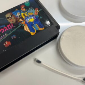 綿棒でカセットの汚れを落とす。